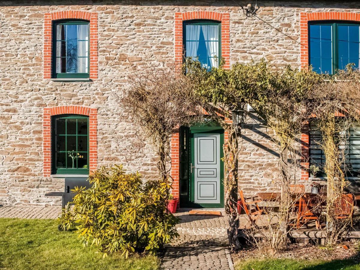 Pretty In With Courtyard Holiday home