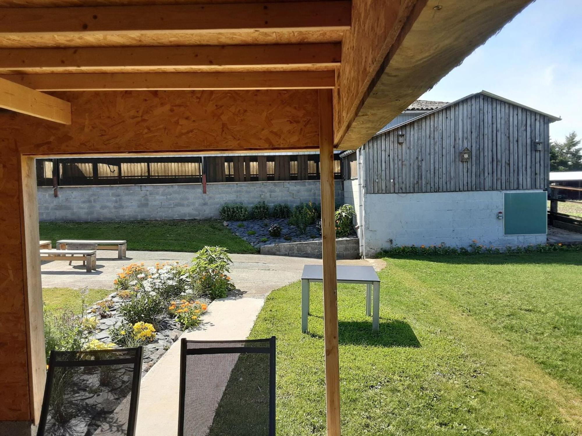 Pretty In With Courtyard *